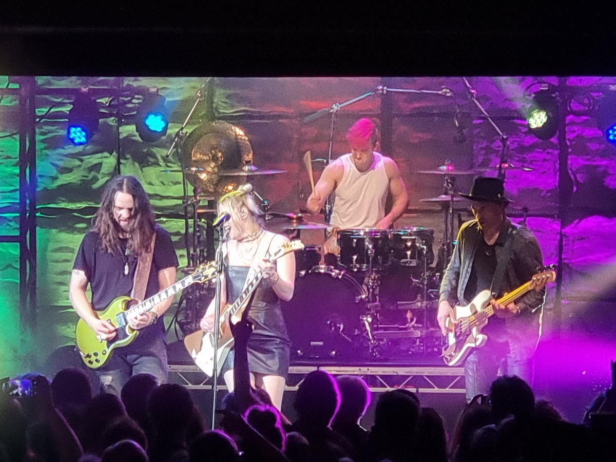 Maximo_Mark_I's tweet photo. I mean, @Halestorm blew me away tonight. Stadium, big or small venue they are amazing!!! #Live music #Halestorm #London https://t.co/iY0zhWd8ao