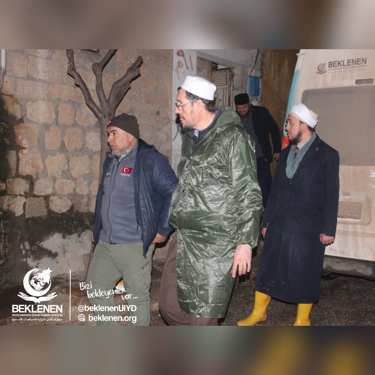 BeklenenUIYD's tweet photo. Durmak yok diyen gönlü güzel hayır sahiplerimiz Geceleri de engeli olan ailelerimizi ziyaret edip ihtiyaçlarını gideriyor 🌿 https://t.co/TZAU2oEz29