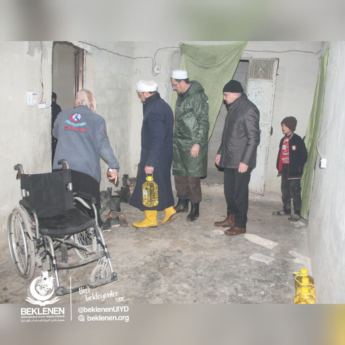 BeklenenUIYD's tweet photo. Durmak yok diyen gönlü güzel hayır sahiplerimiz Geceleri de engeli olan ailelerimizi ziyaret edip ihtiyaçlarını gideriyor 🌿 https://t.co/TZAU2oEz29