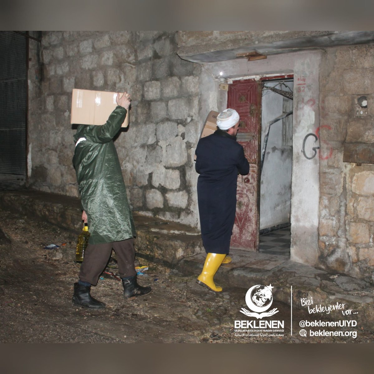 BeklenenUIYD's tweet photo. Durmak yok diyen gönlü güzel hayır sahiplerimiz Geceleri de engeli olan ailelerimizi ziyaret edip ihtiyaçlarını gideriyor 🌿 https://t.co/TZAU2oEz29