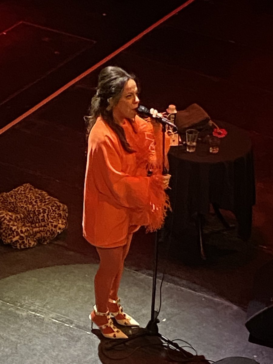 Zo sneu, mijn eerste après Corona concert <a href="/ParadisoAdam/">Paradiso Amsterdam</a> moest mij in vrolijke sferen brengen met de lome aan een warme zomerdag denkende stem van Bebel Gilberto, maar werd een deceptie. La Gilberto was zeker loom, maar eerder van de drank?