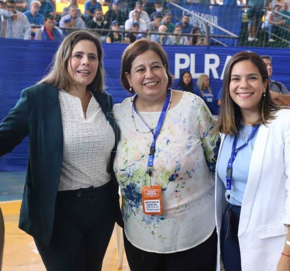 AlenKrenalen's tweet photo. Senadores: saquen la ridículamente ley del tapabocas para el común también! https://t.co/LOVic7WmHP