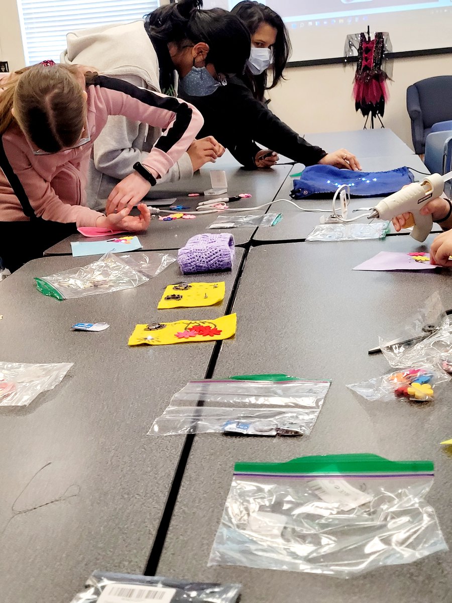 WeMake4h's tweet photo. We embedded electronics in fabrics in our E-Textile workshop today!!#STEM4Her #equityinstem #NJSTEMMonth #Adafruit #LilyPad #electronics #wearables @WeMake4h @NJSTEMPathways https://t.co/ch7dJJerhA