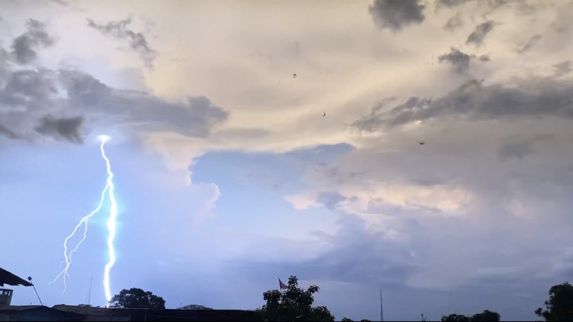 earthshakerph's tweet photo. #ESPOD | Cloud-to-Ground Lightning
A bolt of cloud-to-ground lightning was captured in a frame last Mar 12, 2022, in Quezon City. It was captured using a phone by ES Member Aldrin Pabas.
Thunderstorms may frequently occur, esp. in the afternoon as the Easterlies affect PH. https://t.co/FKE3lgbKMm
