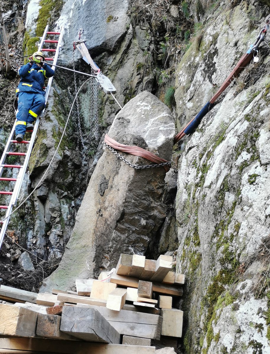 Nach Felsbruch nahe der Waldgaststätte Königruhe im Bodetal bei Thale richteten unsere Ehrenamtlichen einen etwa 10 Tonnen schweren Fels auf, der zuvor abgerutschte. Eingesetzt wurden Hebekissen und Greigzüge.
Künftig ist er Andenkenstätte

thw-quedlinburg.de/aktuelles/aktu…

#thw #Ehrenamt