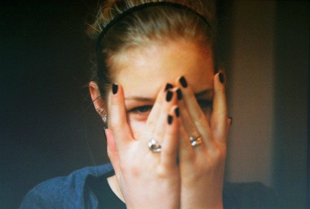 استغرب من الناس اللي ما تضحك ومنفسة ، انا حتى لو ماعندي شي يضحك اضحك على همومي.😁🫣😂