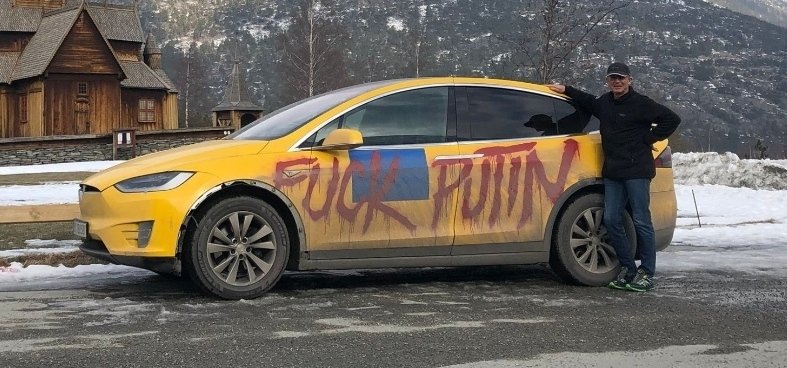 LarsdotterAnna's tweet photo. This guy in Norway! Has painted his Model X @Tesla with a message to Putin. @elonmusk https://t.co/PJSxZiYzJY