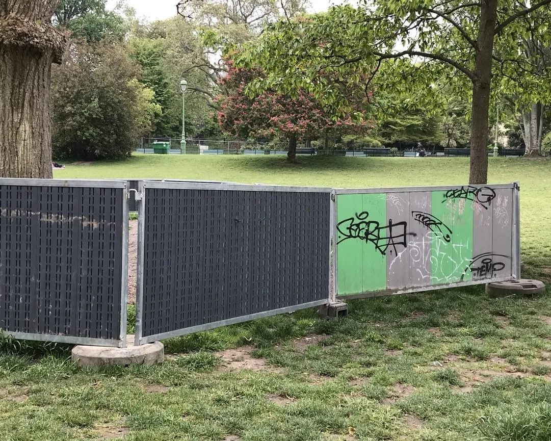 SaccageParisOff's tweet photo. 🆕Pelouses en décrépitude, jardins en béton, insécurité croissante, disparition des gardiens, la mairie de Paris a réussi en quelques années à déconstruire ses propres espaces verts.
Récit d’un abandon volontaire 100% #saccageparis.
👉https://t.co/tlfXaqOKjm https://t.co/QLAQRKi8WB