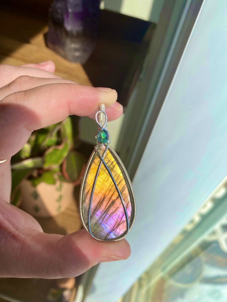 I’m getting sunset vibes from this flashy labradorite pendant, available in my restock Friday! ☀️🍊🧞‍♀️🌞💥🌸