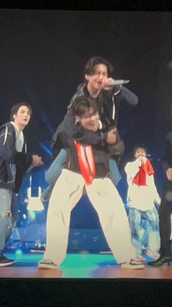 JKsLeisanushka's tweet photo. ��ои любимые крошки-магнитики🥰🥺 @BTS_twt #taekook #TAEHYUNG #JUNGKOOK #BTS_PTD_ON_STAGE_SEOUL https://t.co/Q8CVPb3Kcg