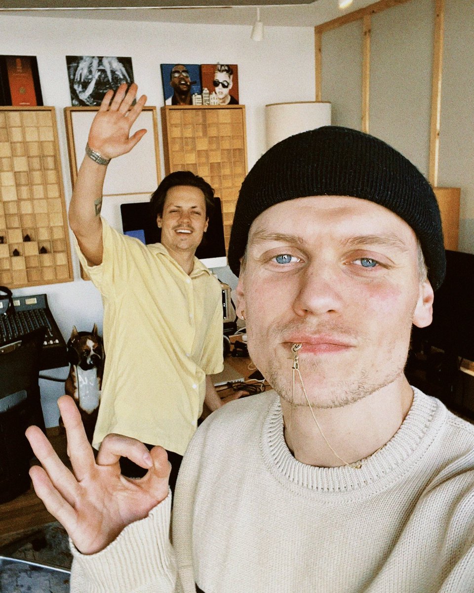 thegalaxylovesu's tweet photo. a nice studio day full of hand gestures. https://t.co/RSJ3r9xjok