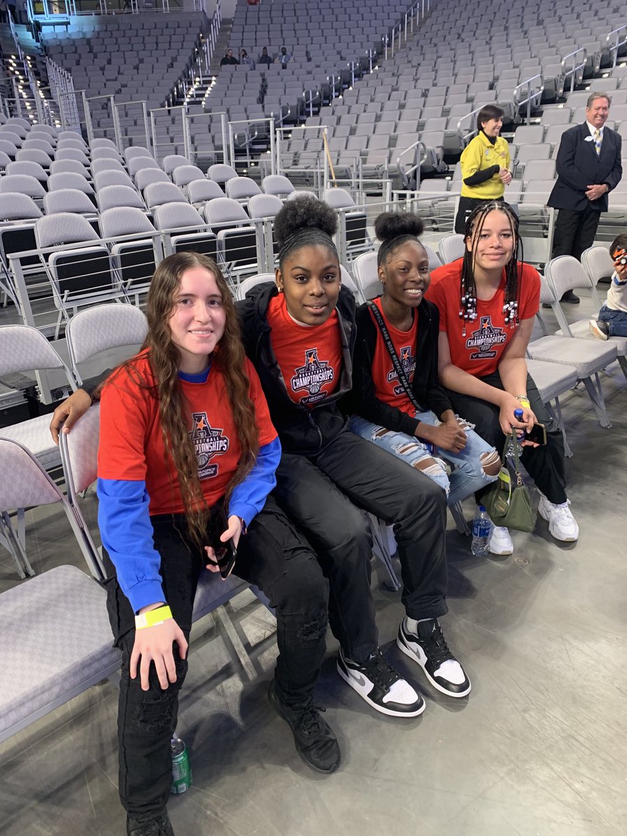 CoachSassyG's tweet photo. Day 2 of volunteering. Working the AAC championship game. Gaining experience and serving. ⁦@MISDSummitJags⁩ ⁦@MISDathletics⁩ ⁦@tahowardath⁩ ⁦@WesterAthletics⁩ https://t.co/PfdSCR6d4p