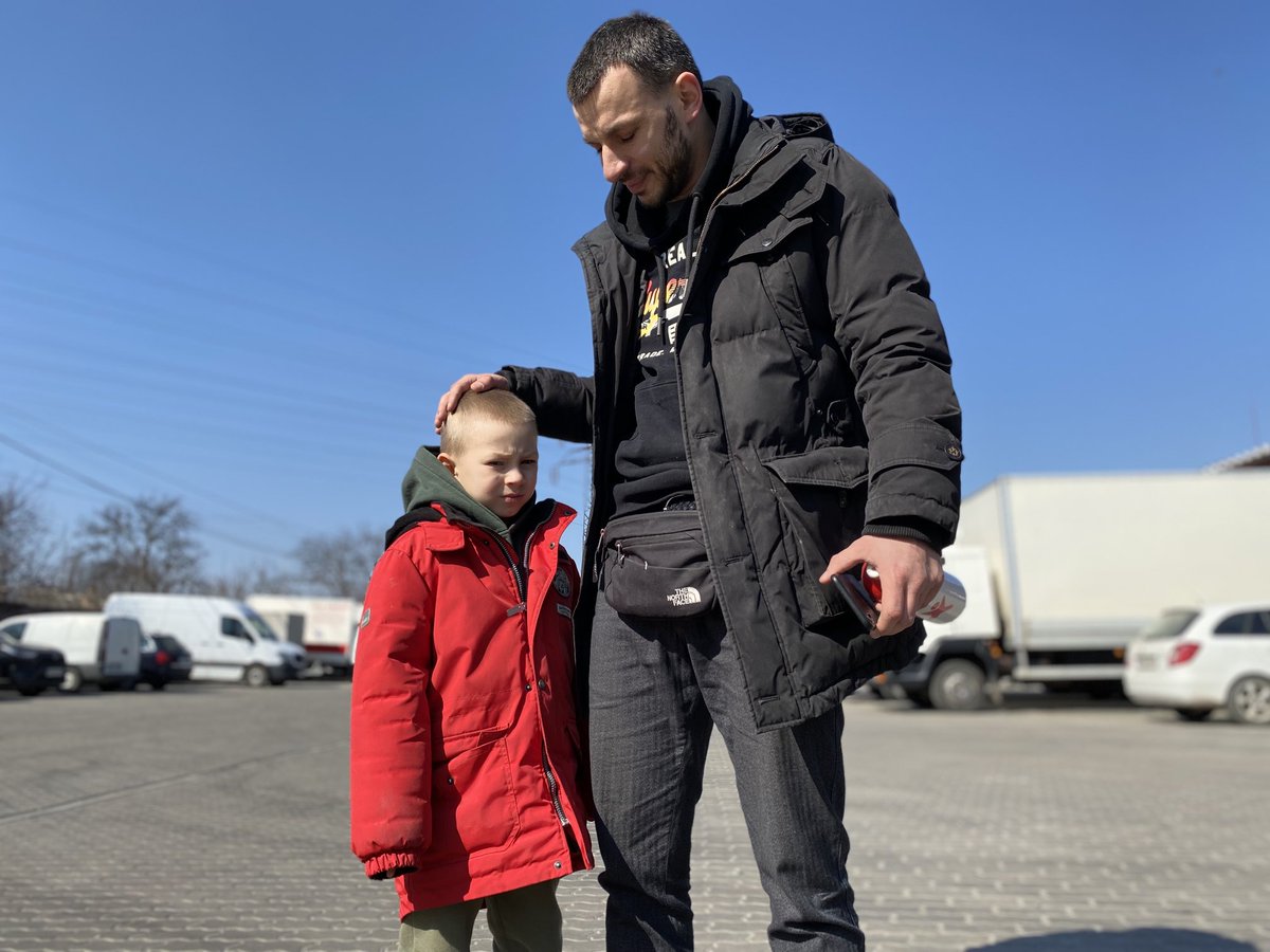 mathieulivoreil's tweet photo. À Oujhorod, qui a doublé sa population habituelle (environ 100 000 hab) depuis le début de la guerre et vu transiter des centaines de milliers de réfugiés, la vie continue malgré la guerre : enfants jouant dans les parcs, ados écoutant de la k-pop à fond dans la rue… et soldats. https://t.co/pmjldY5PJj