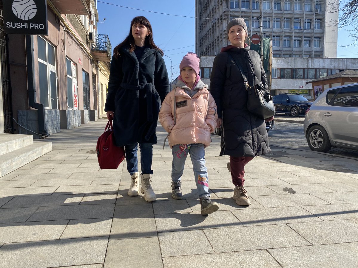 mathieulivoreil's tweet photo. À Oujhorod, qui a doublé sa population habituelle (environ 100 000 hab) depuis le début de la guerre et vu transiter des centaines de milliers de réfugiés, la vie continue malgré la guerre : enfants jouant dans les parcs, ados écoutant de la k-pop à fond dans la rue… et soldats. https://t.co/pmjldY5PJj