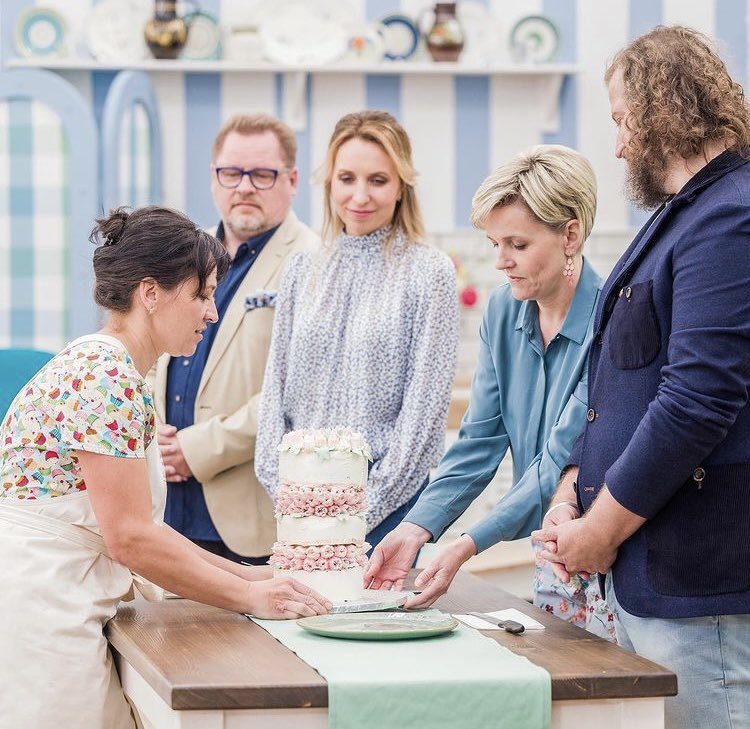 Dále v kreativní výzvě Markéta připravila dort s květinovou tematikou, skládal se z kakaových piškotů, šlechačkových piškotů, karamelového krému a máslového krému který kterým Markéta dort obmazala a nastříká jím květiny. Porotci v dortu ocenili vláčné piškoty.