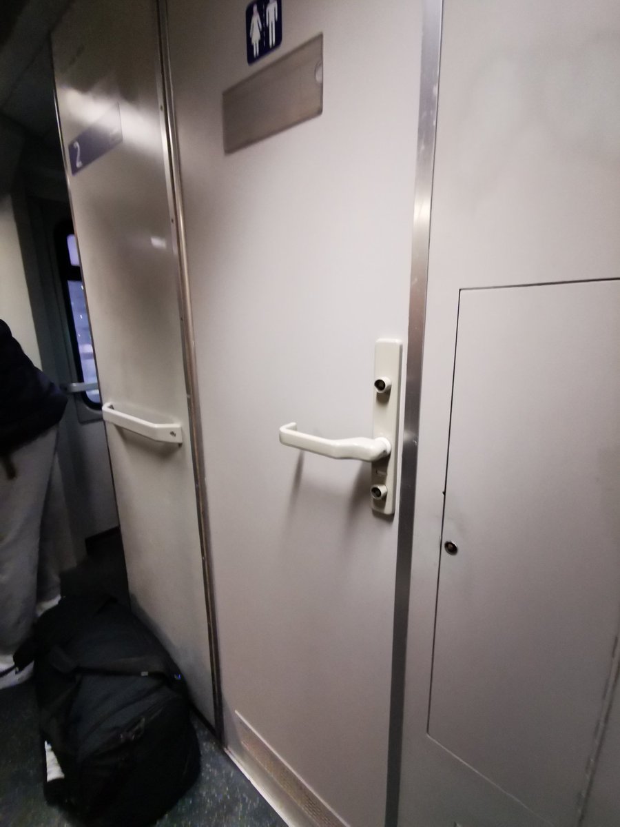 f_skipa's tweet photo. Reisen wie früher - im Zug Form Heisl stehend, weil zum Sitzen ist zu wenig Platz... https://t.co/9ErypPhh0L