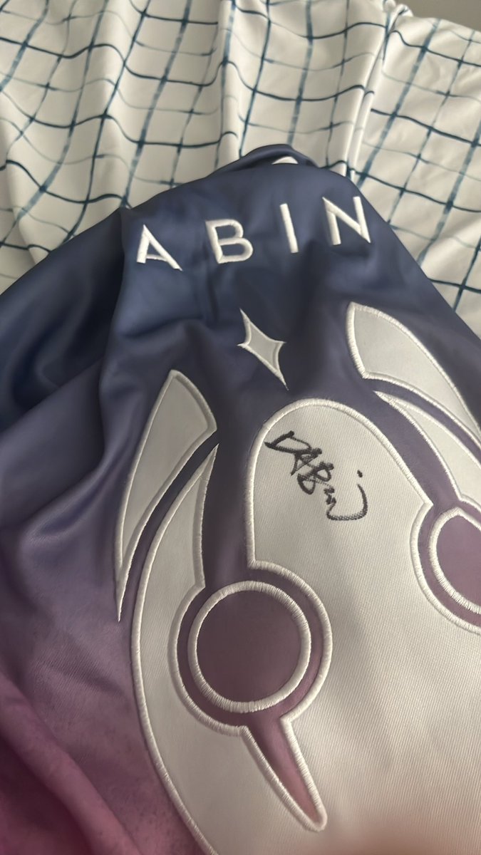 jjsahabu's tweet photo. What a night.
Saw @iamdabinlee at Warfield, waited 2.5 hours for him after the venue, met him, got his guitar pick, met some dope people, can’t ask for more ❤️❤️ next stop Gorge! #dabin #sf #edm #artistsigning https://t.co/AMsn2vIQyd