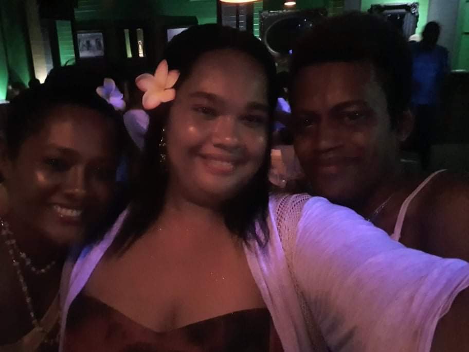 islandqueendeb's tweet photo. My heart is breaking right now cause in less then 24 hours my best friend is leaving 💔 😔 😪 😢 I know she has a family but I want her to stay with me abit longer 😭 UK why so far away 😭😭 https://t.co/8WNcMuVw2j