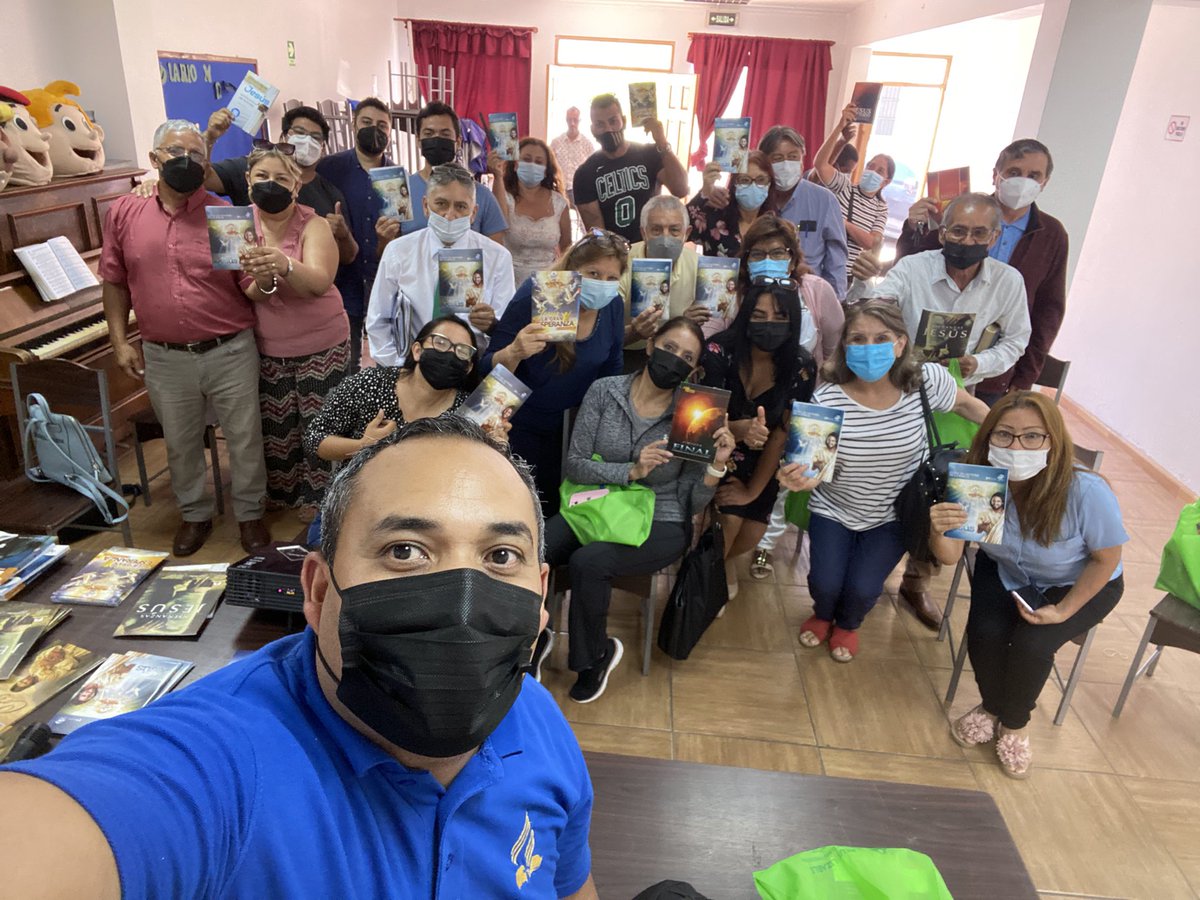 LCarlosBarraza's tweet photo. Capacitación equipo de Instructores bíblicos #IASDIquiqueCentro un poderoso ejército que dice: #YoVoy a predicar el #EvengelioEterno @PrAleMarin @iasd_anch @JuanCSandovalR @alberteologo @iasdchile https://t.co/TN2kW1YI7O