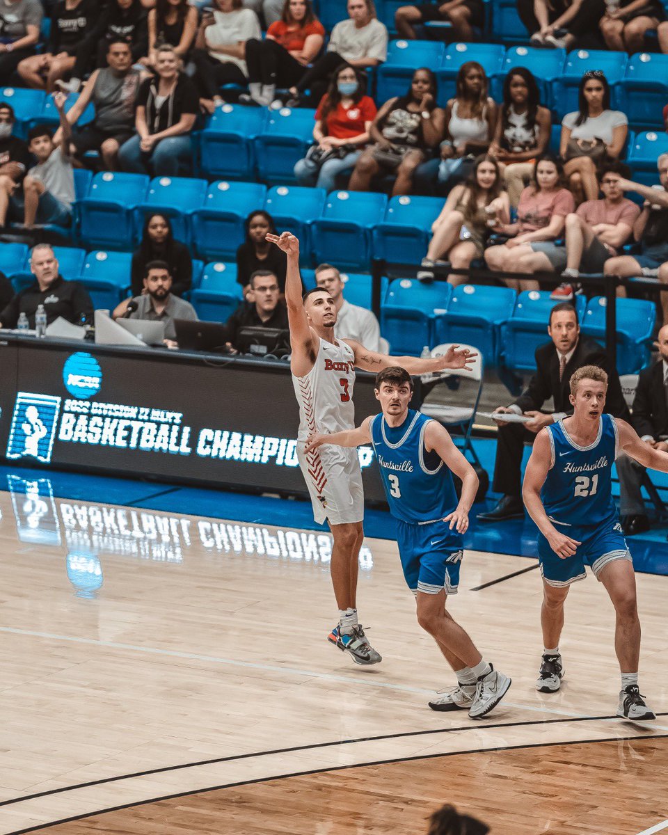 BarryUMBB's tweet photo. Leave it all out there. That’s the Buccaneer way. 💯✊

36 points on 10/16 shooting from deep for J-Swish yesterday. Jake Kakar finished the season scoring in double figures in 27 out of the Bucs’ 29 games. 

#BarryUMBB https://t.co/qv4Co5ffB0