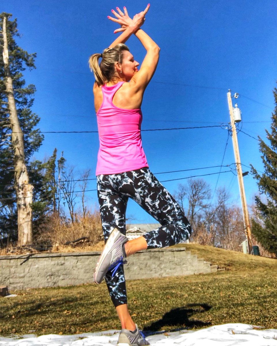 runningonthefly's tweet photo. Week of Pi, Day-6 🏃♀️🥧👍
I had to succumb to the ‘mill, but the outdoor selfie was necessary with all that sunshine
#weekofpi #indoorrunoutsideselfie #iowarunner https://t.co/iQDOpjggk1