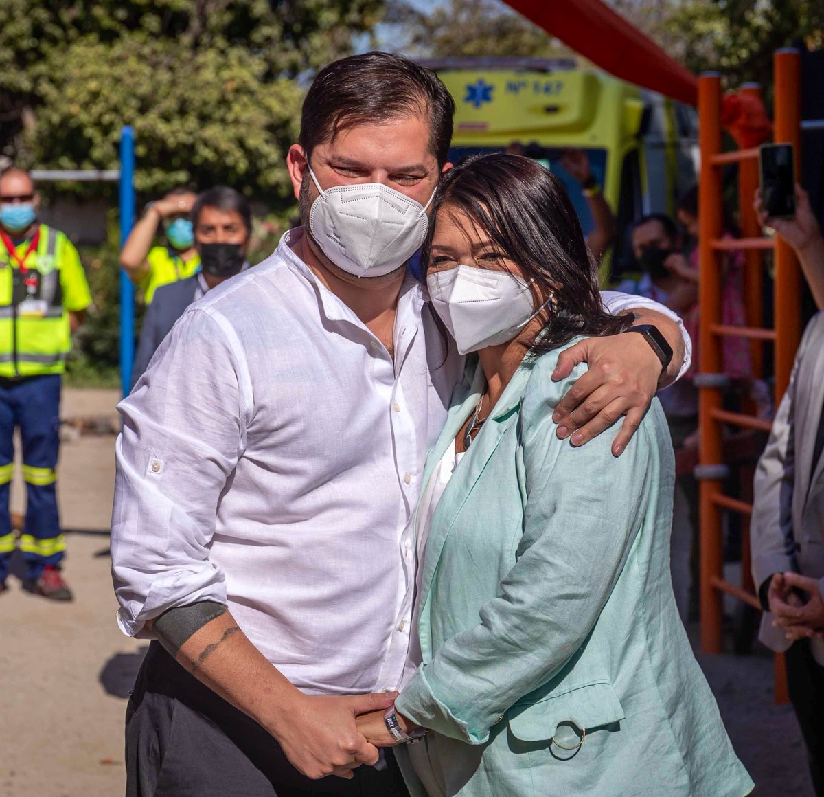 ClaudiaPizarro's tweet photo. En los 37 años de historia de La Pintana, es primera vez que un Presidente de la República festeja su triunfo aquí, junto a los más sencillos, junto a los olvidados, junto a los discriminados. Gracias, @gabrielboric, por llegar con amor donde ha habido tanto dolor. #Seguimos 🌳 https://t.co/aFd5TECP9W