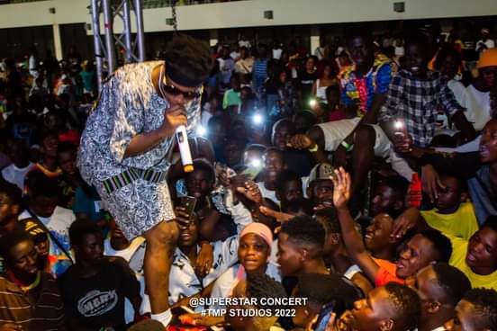 Osmanibrahimba2's tweet photo. Indeed the show was Super Stars Concert. The VIP was full to capacity and no one could even walk again. @WizchildAhmed Congrats ๐พ ๐ฅ
#SuperStarConcert https://t.co/n1i6dVpzOG