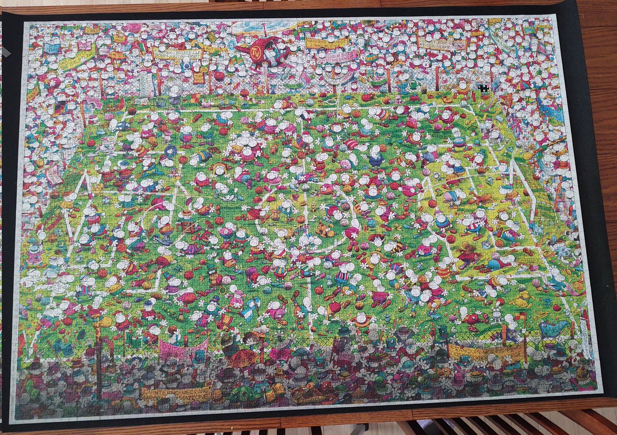 lynnfergy's tweet photo. Why, Lynn, is that a 4000 piece jigsaw you've been doing for frickin ages?
Uhm, no. It's a 3999 pice jigsaw. 😬
#LifeIsNeverPerfect https://t.co/8hy2fgyqRN