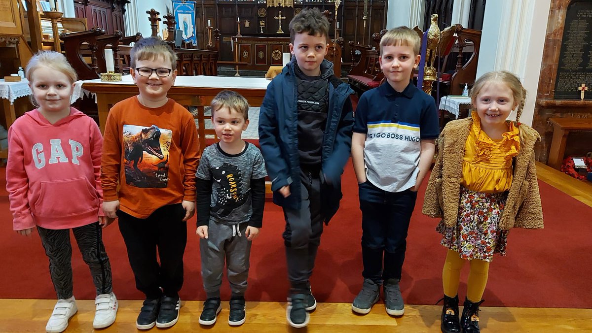 Well done to Rosie, Thomas, Sam (who offered great support), James, Theo and Lottie who were brilliant reading their 5-finger prayers at today's all-age service. 
And many thanks to Lynn Williams, head teacher at @stpetersfarn for delivering today's reading.