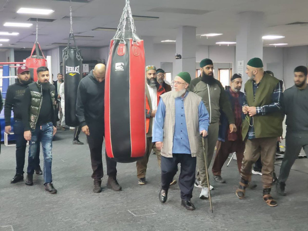 MawlanaUKTour's tweet photo. #MSMUK22

● Opening #Rotherham

Mawlana Shaykh Muhammad Adil ق blessing the opening of Unity Boxing and Fitness Gym in Rotherham, UK.

#ShaykhMehmetEffendi
#NaqshbandiHaqqani https://t.co/NyqnyL4620