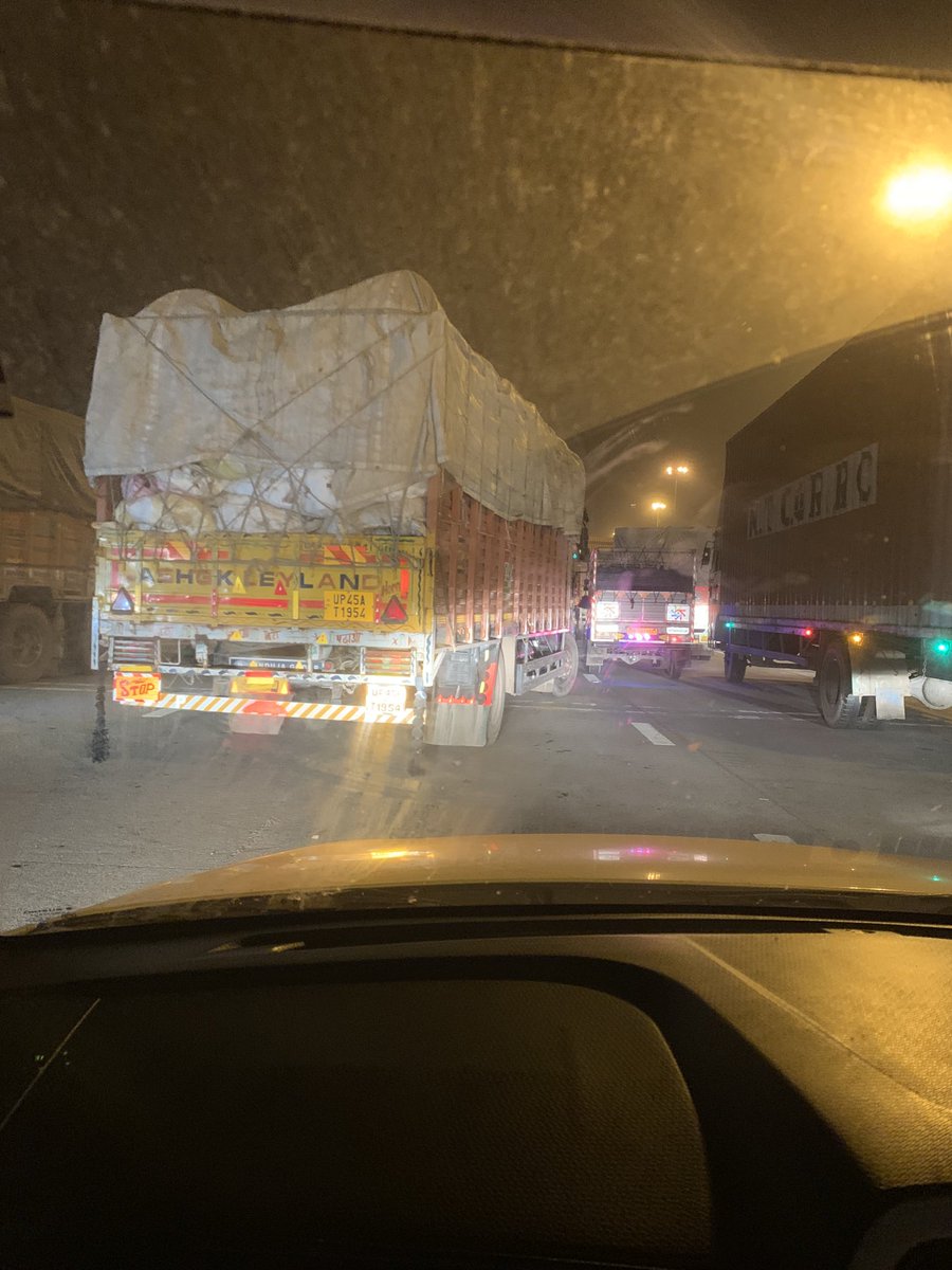 bausahab's tweet photo. Jeear toll plaza mis management ⁦@nitin_gadkari⁩ ⁦@NationalHways⁩ @yamunae https://t.co/Fjll1TEBev