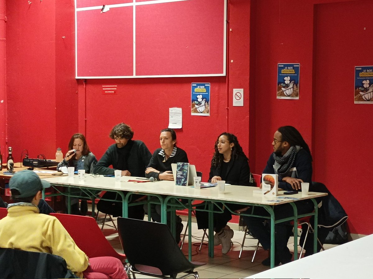 38Peps's tweet photo. Table ronde avec une salle complète pour l antispeciste decolonial a la salle rouge avec un super buffet
#moisdecolonial #grenoble #antispecisme #confpeps #Ecologie https://t.co/YYb7hn6RT9