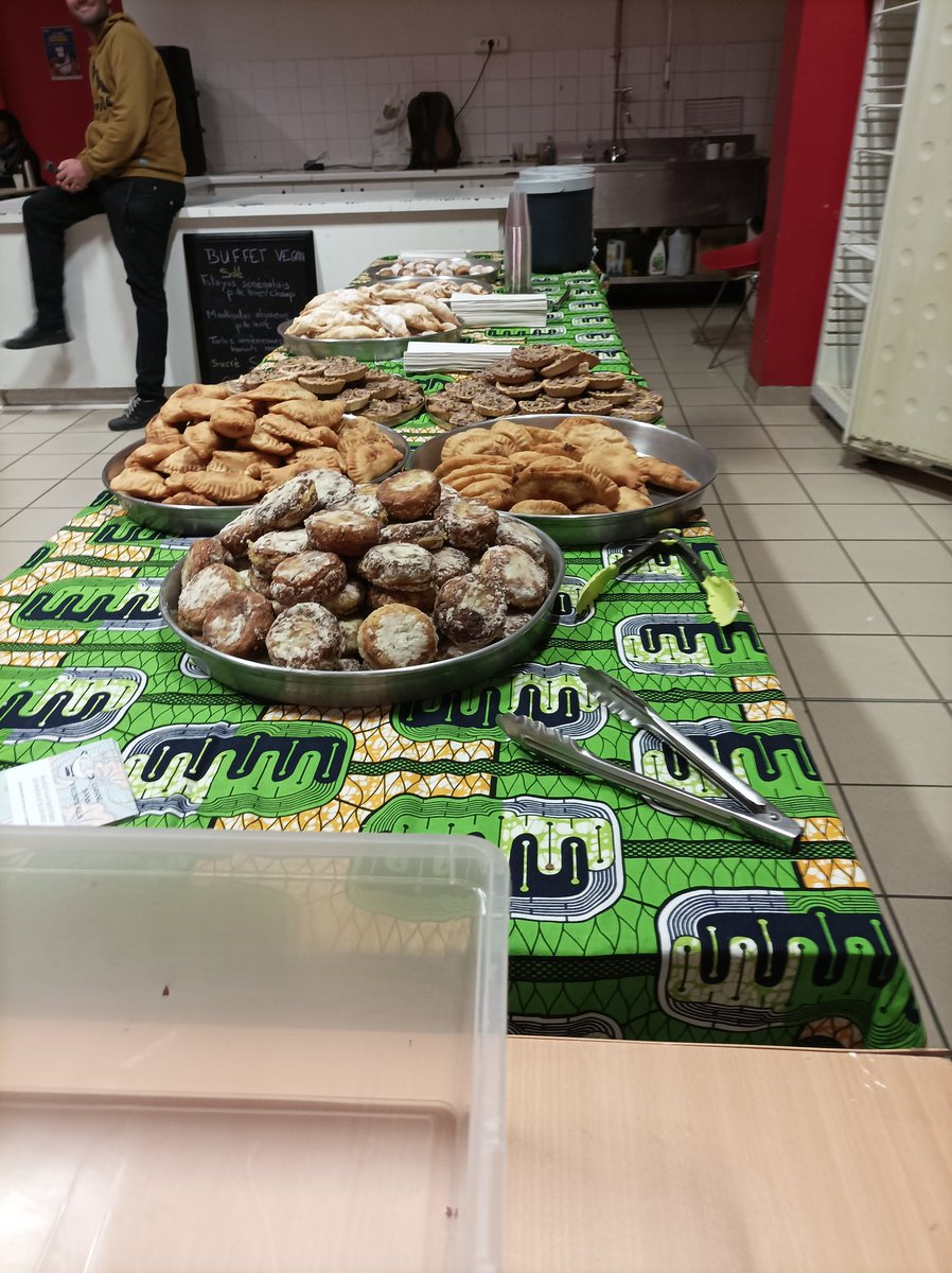 38Peps's tweet photo. Table ronde avec une salle complète pour l antispeciste decolonial a la salle rouge avec un super buffet
#moisdecolonial #grenoble #antispecisme #confpeps #Ecologie https://t.co/YYb7hn6RT9