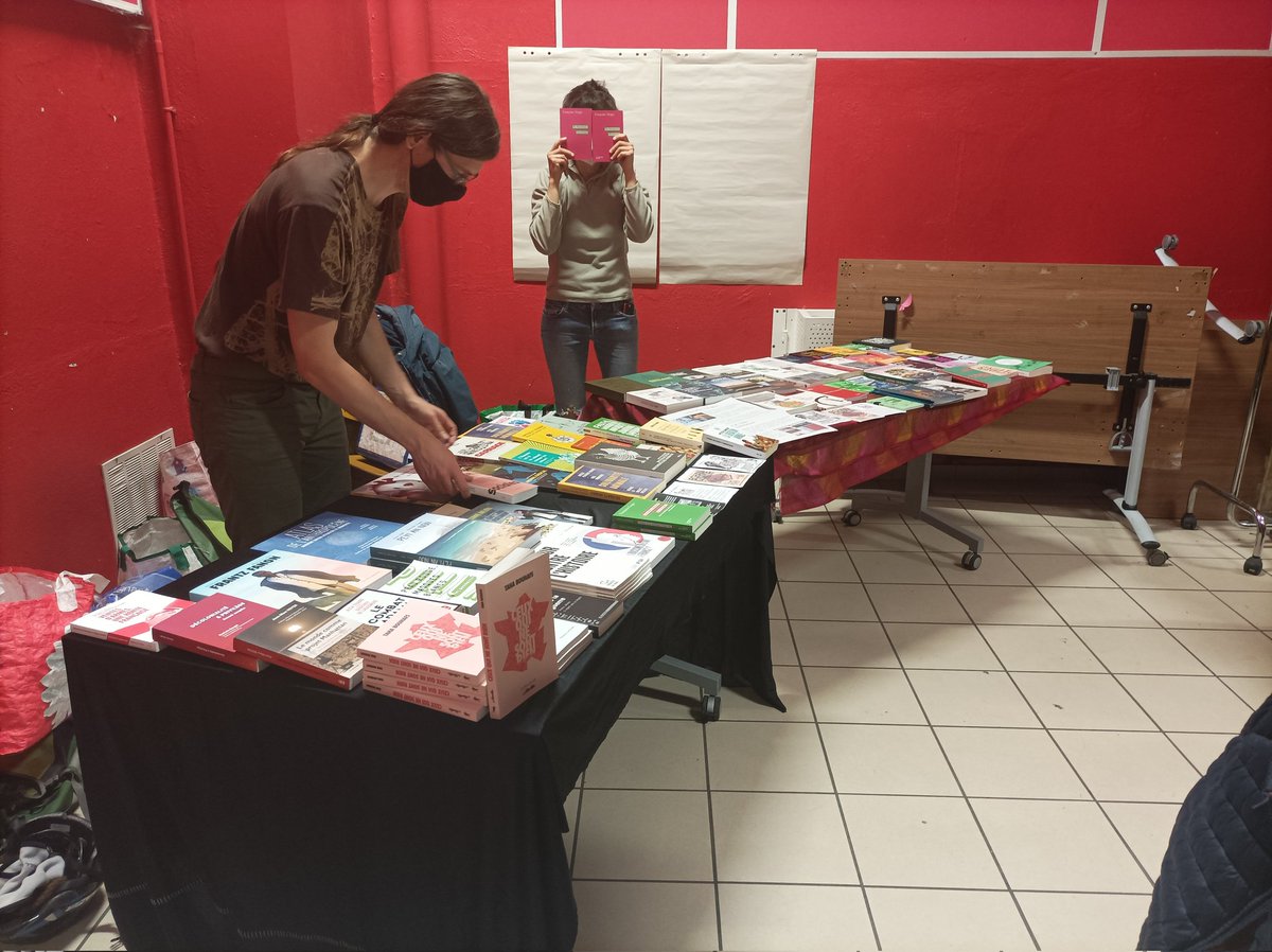 38Peps's tweet photo. Table ronde avec une salle complète pour l antispeciste decolonial a la salle rouge avec un super buffet
#moisdecolonial #grenoble #antispecisme #confpeps #Ecologie https://t.co/YYb7hn6RT9