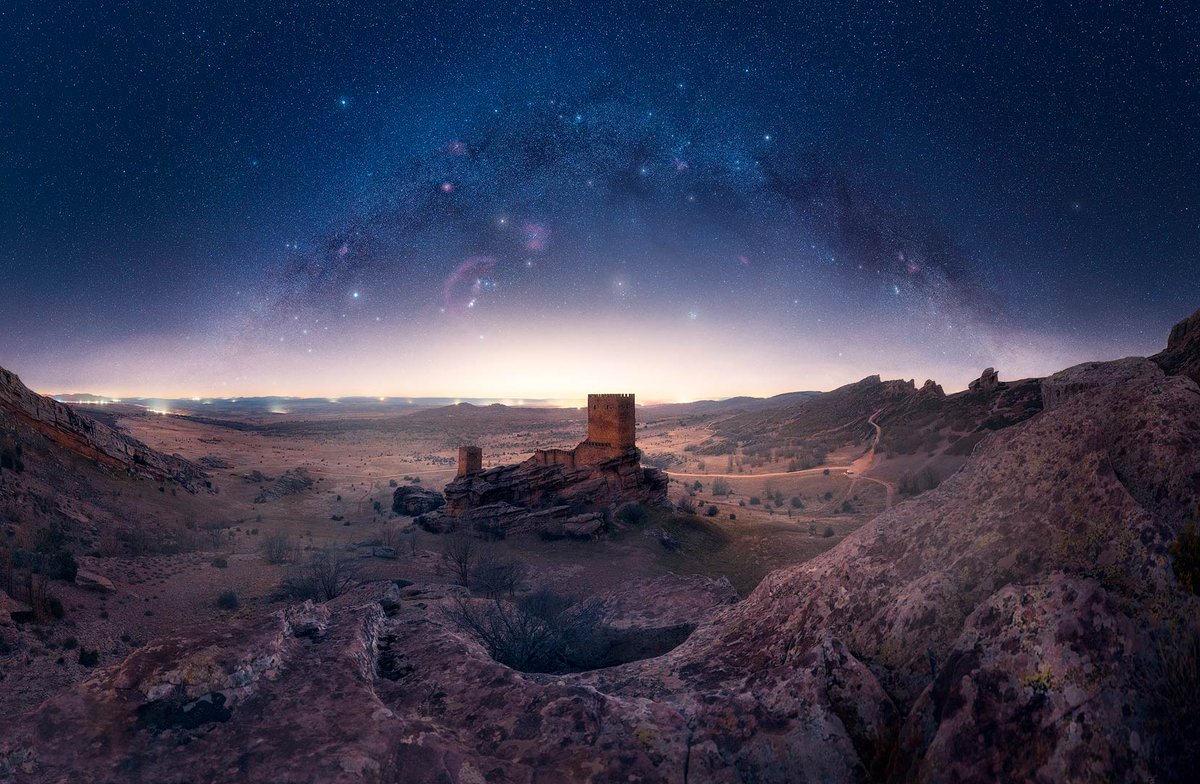 jmartinezmoran's tweet photo. De las noches de astrofoto que más he disfrutado en los últimos meses...😍
Vía láctea invernal, con Orión presidiendo, sobre el castillo de Zafra. https://t.co/LuYKhzyCRc