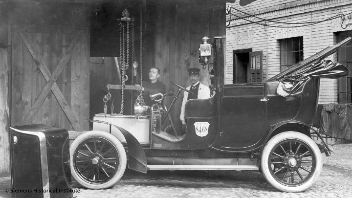 klonskog's tweet photo. The Electric Viktoria by @Siemens was one of the first #eCars ever! 🚗 
But charging was a hassle: The whole 480 kg battery had to be replaced with the help of a pulley! 
Today, much easier with @SiemensInfra's state-of-the-art charging solutions.  😜 

#eMobility #siemenshistory https://t.co/qUgGWYr1lV