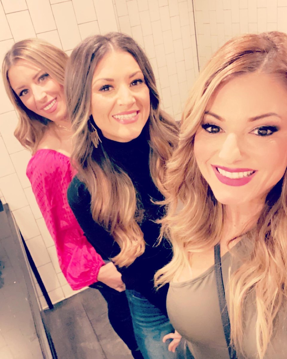 D_Brooke75's tweet photo. My birthday celebration ❤️🎉 #sisters #birthdaygirl https://t.co/ibj9Fk5sC7