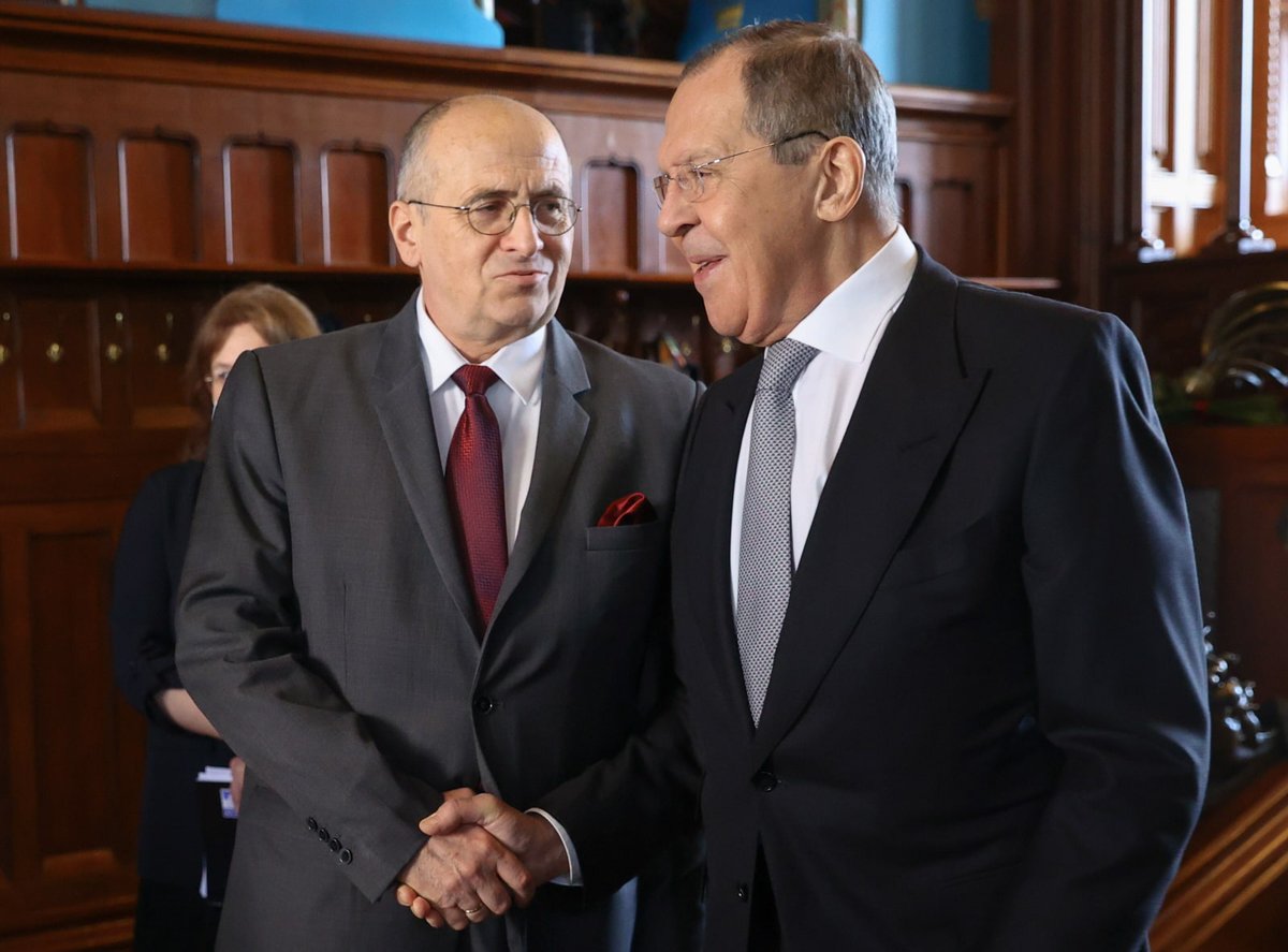 <a href="/NocnaZ/">Mesuret</a> Rau wdzięczył się do Ławrowa tuż przed napaścią na Ukrainę. Byli tak familiarni, że kiedy dziennikarz TVN zadał ruskowi trudniejsze pytanie, to Ławrow mruknął do Raua 'czego ten dziennikarz właściwie chce?'. Nasz guru dyplomacji skwitował to uśmiechem, bo przecież TVN na wylocie.