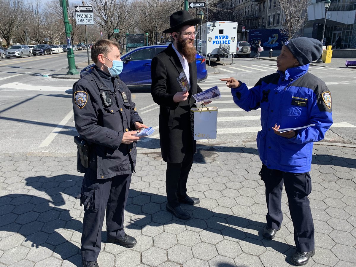 NYPD71Pct's tweet image. Your Community Affairs and Crime Prevention Officers were at Kingston Avenue and Eastern Parkway to inform the community about the upcoming Police Officer exam. The registration period ends on March 14. Visit nypdrecruit.com or call 212-RECRUIT. #WhyIJoin #BeTheChange