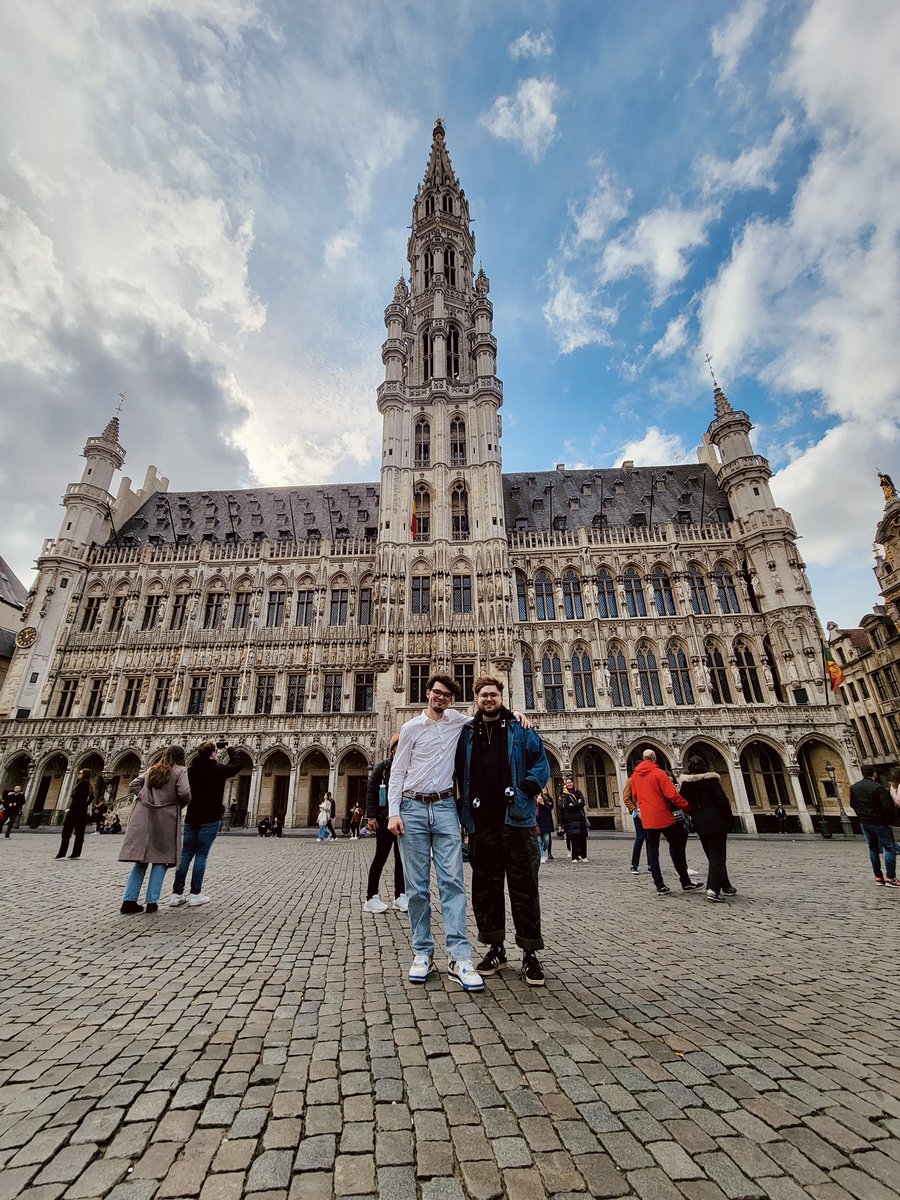 Mstifye's tweet photo. Look who I found in belgium 😮😮 @ByLnnT https://t.co/y45n64lPuz