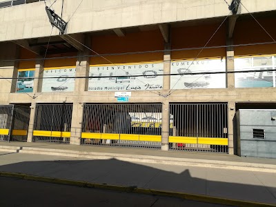 janojalitro's tweet photo. poco ambiente por ahora en el Lucio Fariña, y aun ni se dignan a abrir las puertas del estadio. Alguien sabe que pasa?? ni los buses han llegado !! #VamoslaU @udechile https://t.co/FiRgNkFN60