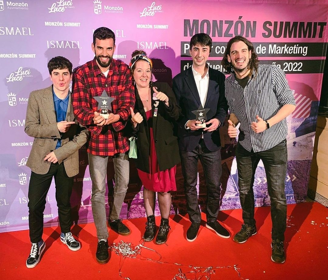 desustanciaus's tweet photo. Aún de resaca emocional de la fantasía que vivimos el viernes en el @MonzonSummit ponencias en el castillo de #Monzon y una gala maravillosas.

Estuvimos de colegueo con influencers de verdad. Nos dieron un premio a canal YouTube revelación.💗💚 https://t.co/pYHdhRKmZv