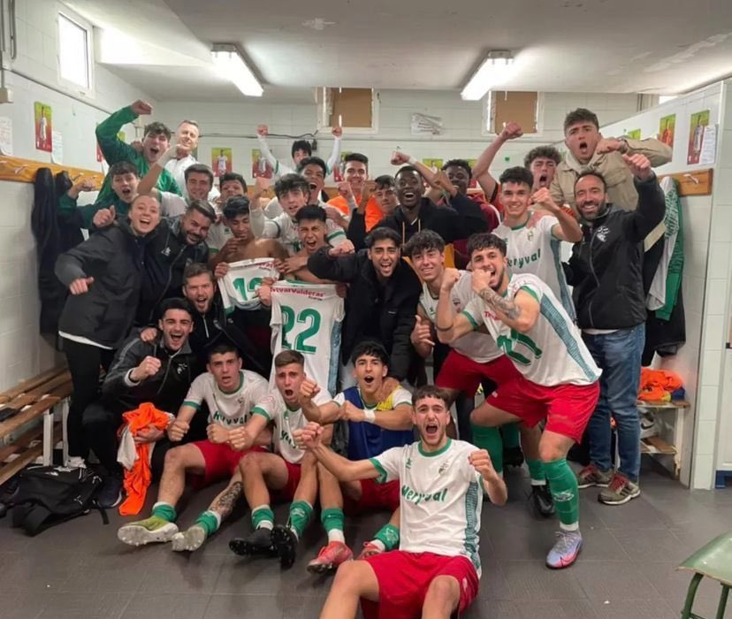 JuvenilDH's tweet photo. 📝 El mejor @EscuelaTrival🔴🟢 vence a @CultuAcademia⚪️🔴 en un final de infarto.

⚪️🔴 Rober ⚽️ (32’)
🔴🟢 Aner ⚽️⚽️ (42’, 81’)
��️🔴 @mrdaviid00 ⚽️ (85’)
🔴🟢 Renato ⚽️ (86’)

✍🏼 @Gb99Sergio 

🔗 https://t.co/pGO3vzoxt0

#VamosTrival📣
#CultuAcademia🦁 #JuvenilDH👟 #DH5🏆 https://t.co/TlVDaw8M2I