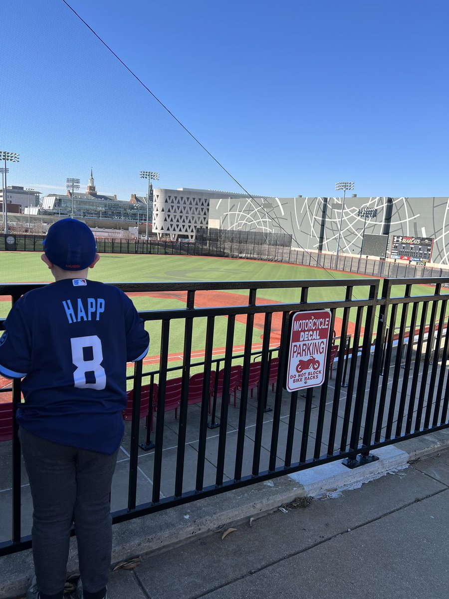 ErinFyn32's tweet photo. Decided to surprise Luke with a quick pit stop on our way back to the hotel. Dreaming of playing on the same field that @ihapp_1 did/does some day! Told me it was his favorite part of the trip. #dreambig #herofriend https://t.co/anMxwYUkSu