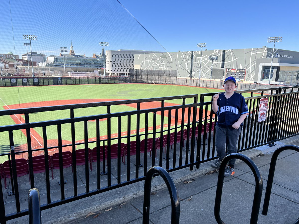ErinFyn32's tweet photo. Decided to surprise Luke with a quick pit stop on our way back to the hotel. Dreaming of playing on the same field that @ihapp_1 did/does some day! Told me it was his favorite part of the trip. #dreambig #herofriend https://t.co/anMxwYUkSu