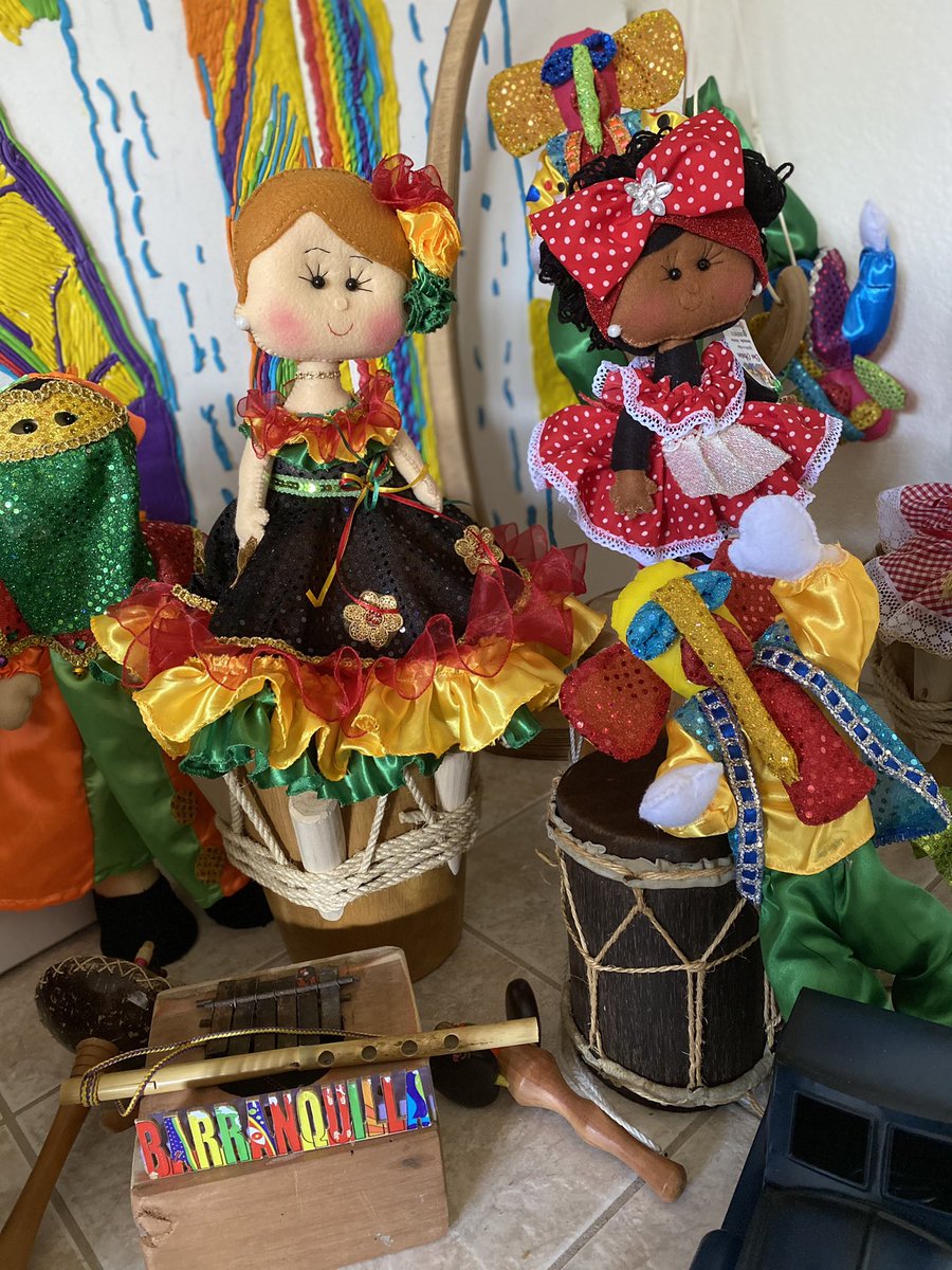 My mom’s little carnaval corner 🤗 🇨🇴🎊 (peep the falling marimonda)