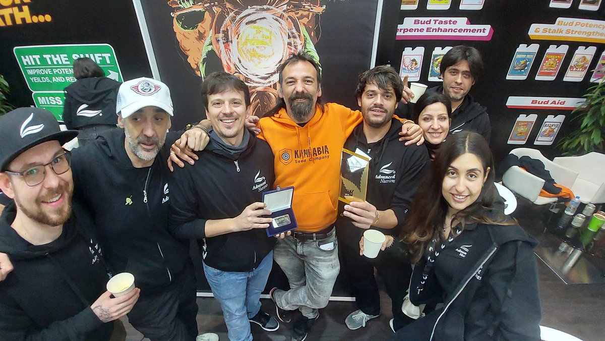 Last minutes of #Spannabis 
Time to say 'bye bye' (or better: 'see you soon!') 2 some good old friends such as our #kannabist friends of @advnutrients_eu
#AdvancedNutrients 
@KannabiaSeeds !
It was an inforgettable #cannabisindustry #tradeshow 
Thanks for all @FeriaSpannabis ‼️🥳