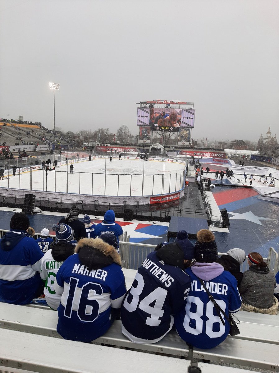 RPNEleni's tweet photo. #HeritageClassic ,@MapleLeafs  vs @BuffaloSabres @Marner93 @wmnylander https://t.co/IPix1aULZX