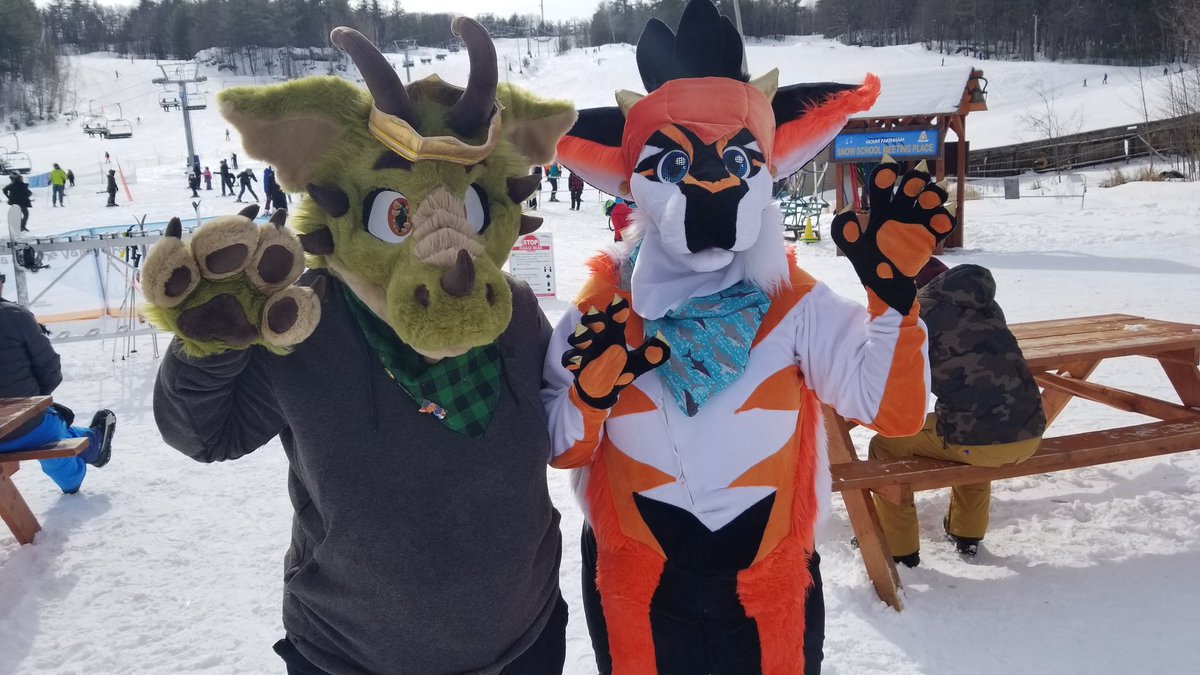aurothos's tweet photo. @zoodle_zoolu &amp; freind at the ski hill ☺️ https://t.co/fQYKwXllGN