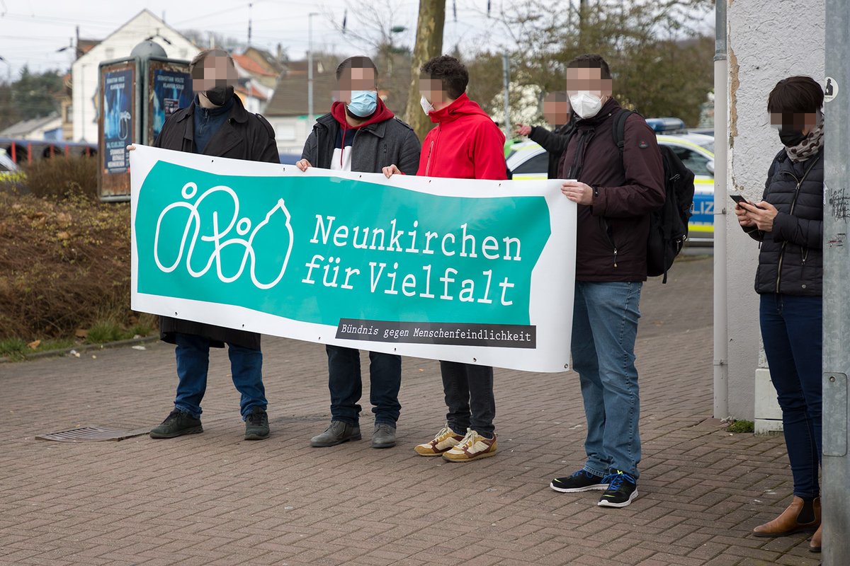 KaiSchwerdt's tweet photo. Während der Kundgebung versuchte Szene-Rapper #Ukvali den antifaschistischen Gegenprotest des Bündnis "Neunkirchen für Vielfalt" zu provozieren. Er "drohte" u.a. damit seine Mitgliedschaft bei der @IGMetall zu kündigen. Ein Pressefotograf wurde von einem TN bedrängt.
#nk1203 2/2 https://t.co/wKB12yIt8P
